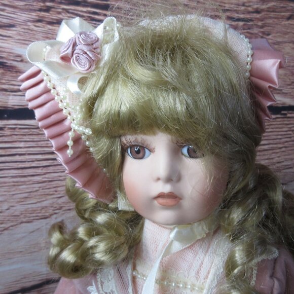 1998 Collectible Porcelain Doll Pink Dress Hat Roses William Tung 16" Tuss Inc. - Picture 4 of 8